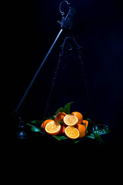 Apelsiner Skalor Svart Bakgrund — Stockfoto