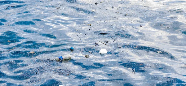 Plastic Bottled Water Floating Beach Side Other Flowing Plastic Garbage — Stok fotoğraf