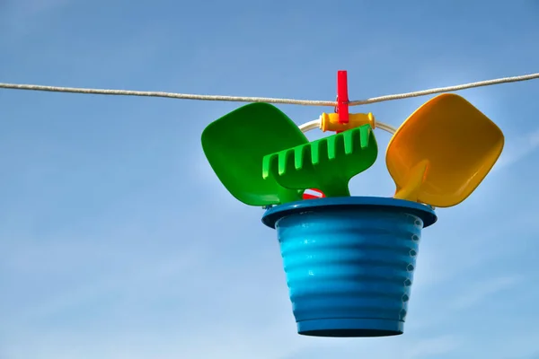 Mand Met Kinderspeelgoed Hangend Aan Touw — Stockfoto