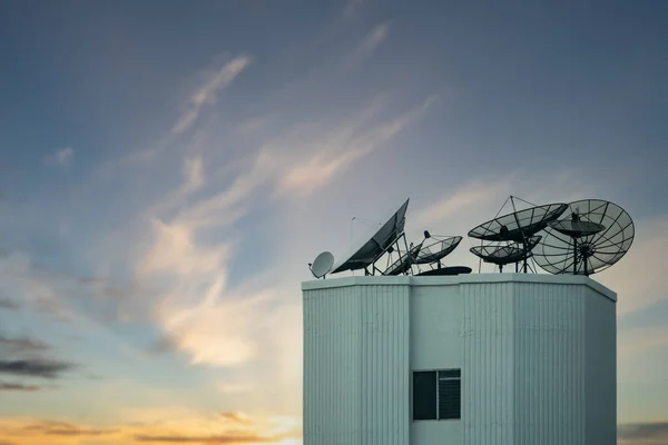 Satellitenantenne Auf Dem Dach Des Gebäudes Mit Schönem Himmel — Stockfoto