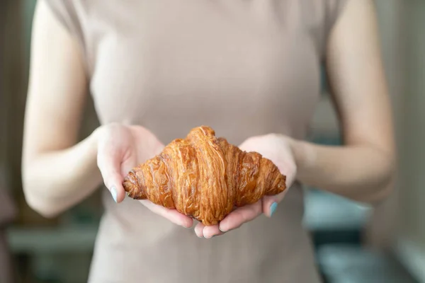 Vrouw Hand Serveren Gebakken Krokante Croissants — Stockfoto