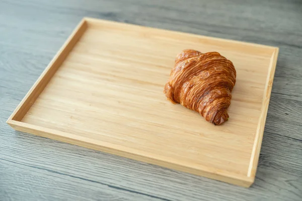Gebackene Knusprige Croissants Auf Holzplatte Servieren — Stockfoto