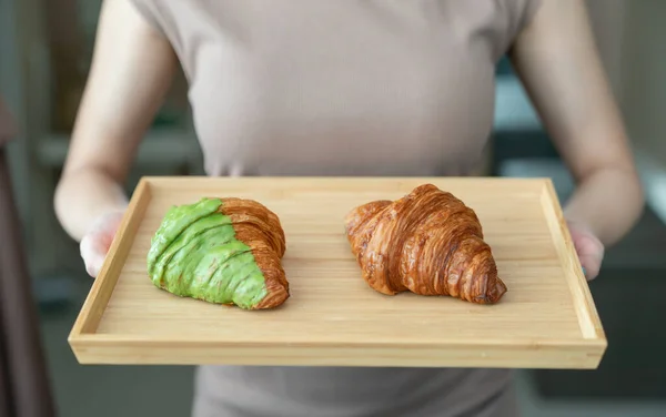 Frau Serviert Gebackene Knusprige Croissants Auf Holzplatte — Stockfoto