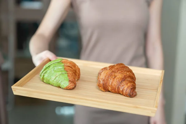 Vrouw Serveert Gebakken Krokante Croissants Houten Dienblad — Stockfoto