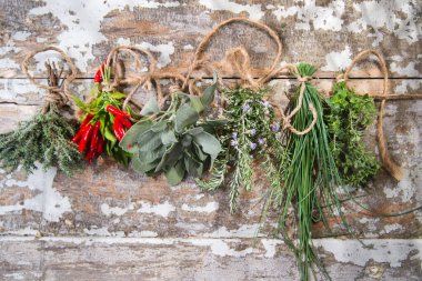 Ahşap masada karışık otlar. 