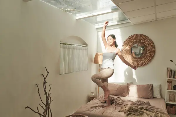Komik Mutlu Kız Zıplıyor Yatakta Eğleniyor — Stok fotoğraf