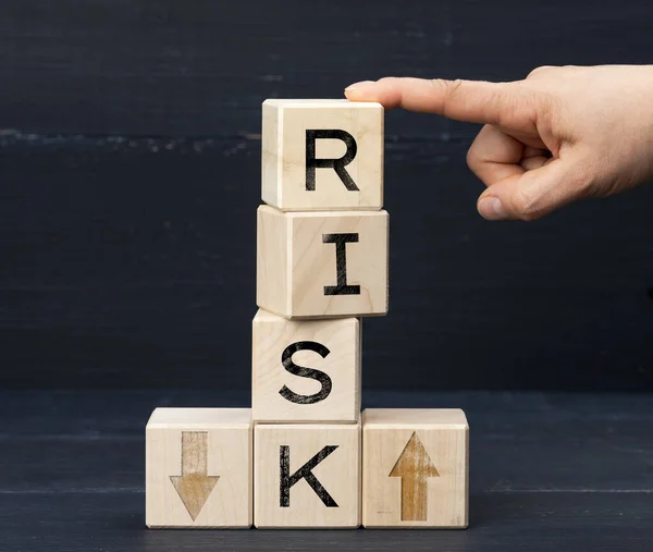 Mavi Arka Planda Yazma Riski Olan Tahta Küpleri Risk Azaltma — Stok fotoğraf