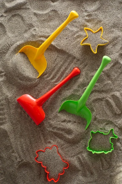 砂の上の小さなビーチゲームのおもちゃのトップビュー — ストック写真