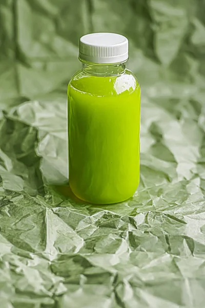 環境に優しいリサイクル可能なプラスチックボトルと包装 健康的な飲み物と食品の新鮮な緑のジュース — ストック写真
