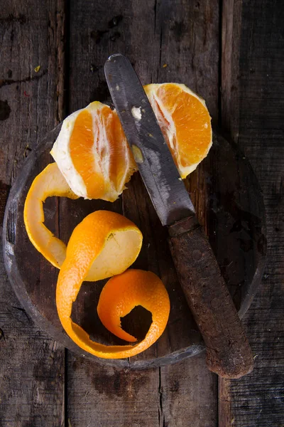 木製の背景にオレンジピールとヴィンテージナイフのトップビュー — ストック写真