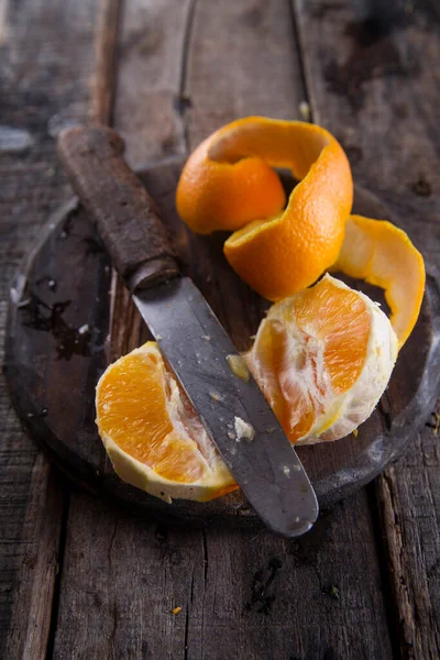 Ovanifrån Orange Skal Och Vintage Kniv Trä Bakgrund — Stockfoto
