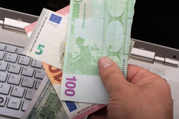 Mãos Com Numerário Notas Euro Moedas — Fotografia de Stock