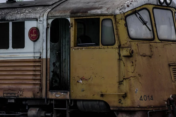 鉄道駅に牽引されたヴィンテージヘッドトレイン — ストック写真