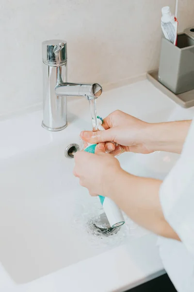 Woman Washing His Electrical Toothbrush Pieces Water Brushing His Teeth — Stock fotografie