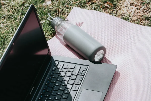 Close Laptop Bottle Water Yoga Mat Sun Reflecting — Stockfoto