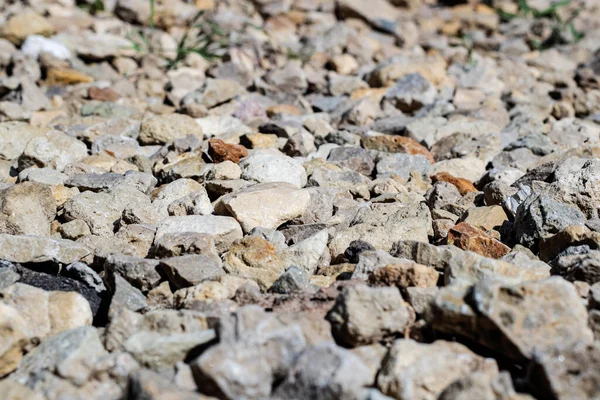 人行道特写上的石头和一块沥青 — 图库照片