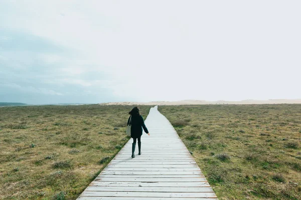 Single Woman Walking Endless Wooden Path Dunes — Stockfoto