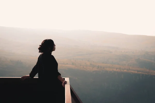 Молодая Женщина Перед Массивными Горами Смотрит Горизонт Время Солнечного Дня — стоковое фото