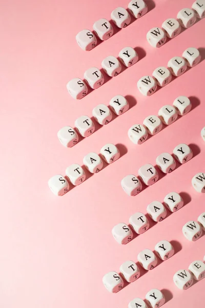 Dados Brancos Sobre Fundo Pastel Rosa Com Estadia Bem Mensagem — Fotografia de Stock