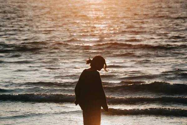 日没時にビーチで春服の若い女性 — ストック写真