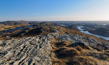 Skaarlandskula 'ya bir yürüyüş, fok balığının 400 metre yukarısında. Burası herkes için güzel bir yürüyüş alanı. Stavanger, Norveç 'in güneyi.