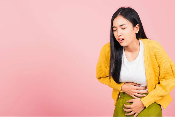 Asiática Hermosa Joven Mujer Tiene Dolor Estómago —  Fotos de Stock