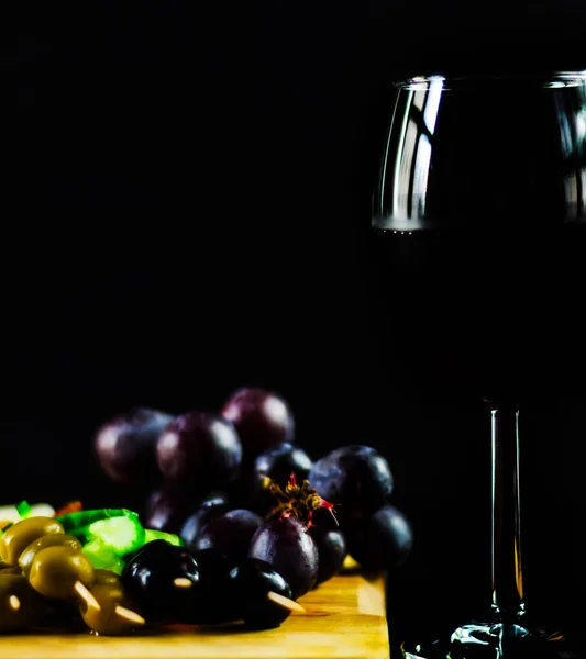 红酒和不同的芝士在木板上 美味的小吃 — 图库照片