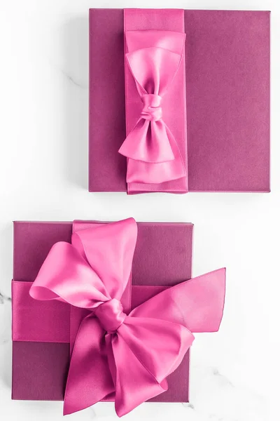 Rosa Presentförpackning Med Silke Båge Marmor Bakgrund Flicka Baby Dusch — Stockfoto