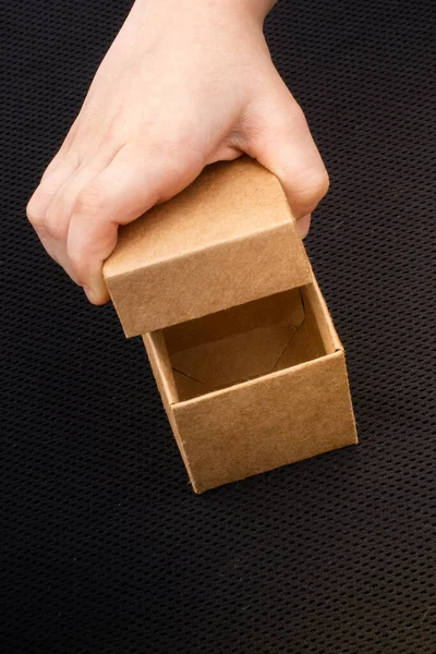Hand Öffnender Karton Auf Schwarzem Hintergrund — Stockfoto