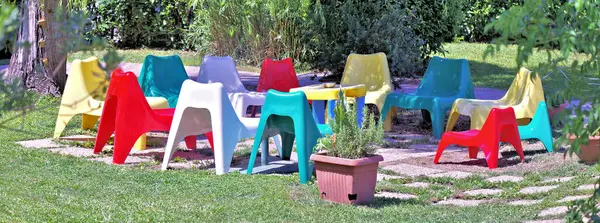 Bunte Und Helle Stühle Garten — Stockfoto