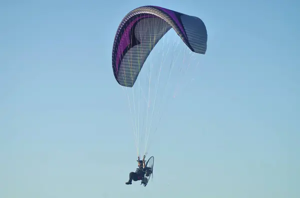 Man Paragliging Alone Sky Background — Stock Photo, Image