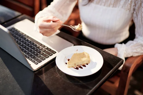 Fröhliche Frau Mit Laptop Und Kuchen Café — Stockfoto