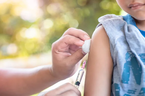 Arts Verpleegkundigen Van Close Uphand Vaccineren Patiënt Met Injectiespuit Boven — Stockfoto