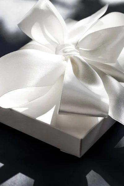 Luxus Urlaub Weiß Geschenkbox Mit Seidenband Und Schleife Auf Schwarzem — Stockfoto