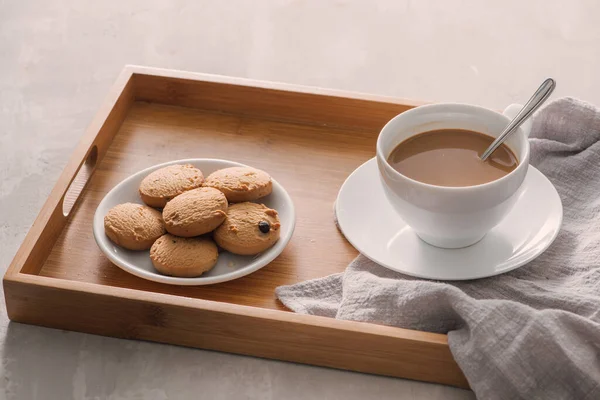우유와 카푸치노 배경에 쿠키와 카페인 우유와 코코아 브레이크 — 스톡 사진