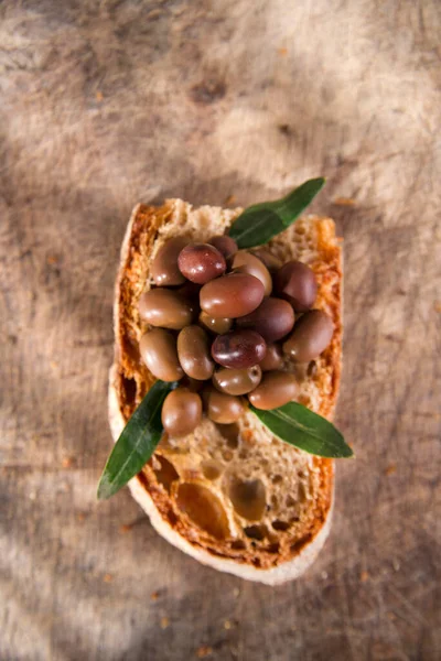 Chleb Oliwki Drewnianej Desce — Zdjęcie stockowe