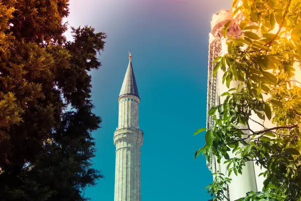 Минарет Мечети Турецкого Стиля Религиозная Мусульманская Храмовая Архитектура — стоковое фото