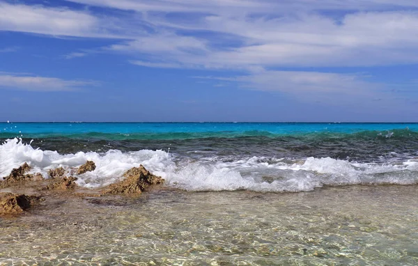 美丽的巴哈马海滩和蓝天 — 图库照片