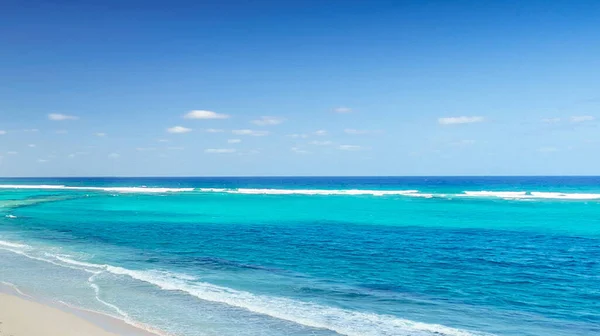 美丽的巴哈马海滩和蓝天 — 图库照片