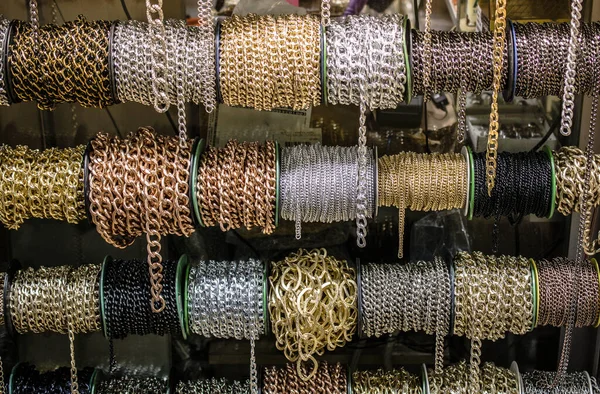 Arka Plan Olarak Renkli Metal Zincirler Rulo — Stok fotoğraf