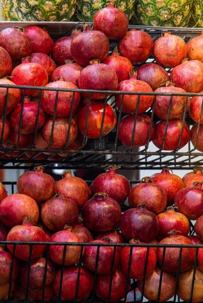 Grupo Frutas Romã Vermelha Cortadas Exposição Mercado — Fotografia de Stock