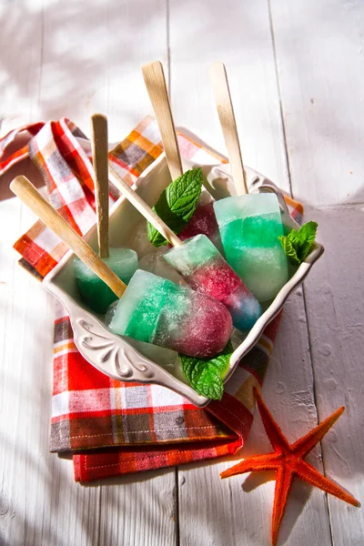 五颜六色的冰柱 夏季甜点 — 图库照片