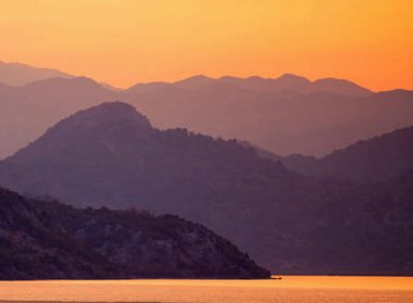 Gün batımında dağların manzarası