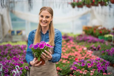 Çiçekçilik yapan bir kadın.