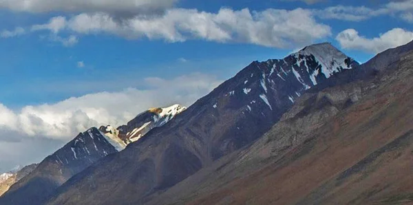 Krajobraz Gór Śniegiem Szczycie — Zdjęcie stockowe