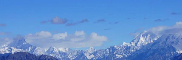 山頂に雪の山の風景 — ストック写真