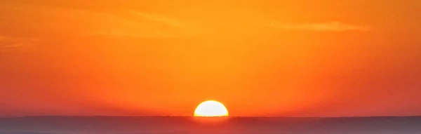 Plano Escénico Hermoso Cielo Puesta Sol Sobre Océano — Foto de Stock