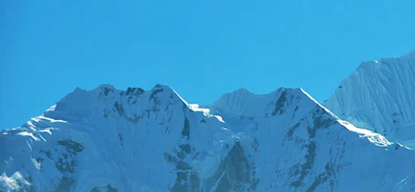 山頂に雪の山の風景 — ストック写真