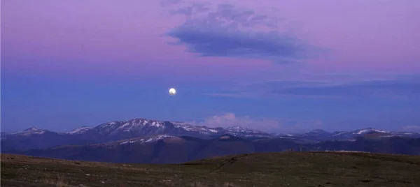 夕方の山の風景 — ストック写真