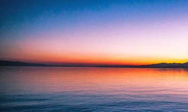 Deniz Kenarında Gün Batımı Seyahat Konsepti — Stok fotoğraf